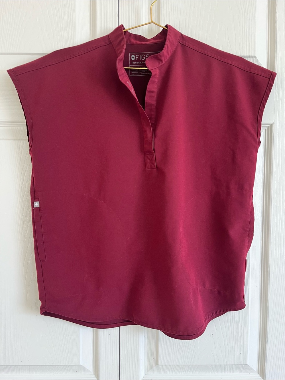 Figs Rafaela burgundy scrub top, side XXS.
